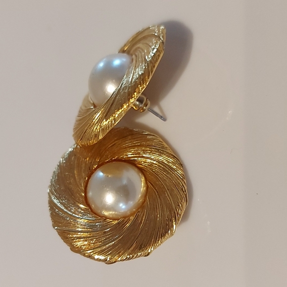 Napier gold tone earrings - Picture 3 of 3